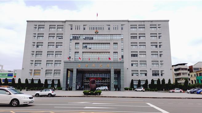 2025年11月11日苗栗縣／苗栗縣政府今天晚間8點宣布12日停班停課。（呂麗甄攝）