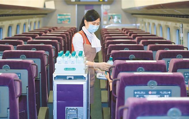 高铁表示，明日上午6时起取消原班表各个班次列车，由南港站及左营站每小时分别发出3班每站停靠全车自由座列车。台中站上午6时及上午6时30分加开南下、北上各1班每站停靠全车自由座列车。（高铁提供）