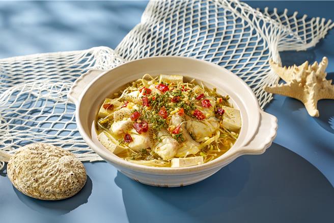 六福萬怡敘日全日餐廳金湯酸菜鮮魚鍋，湯頭酸香滋味溫潤。(六福旅遊集團提供)