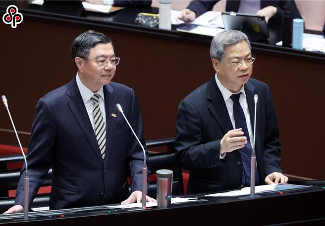 行政院長卓榮泰（左）11日在立法院備詢，右為經濟部長龔明鑫。（姚志平攝）
