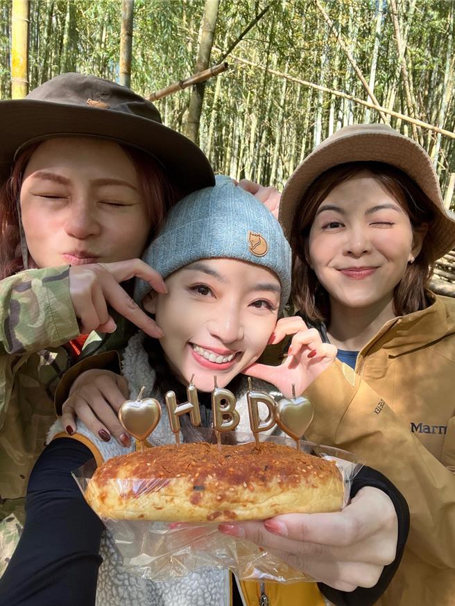 林柏妤與好友Peggy曾用肉鬆麵包插蠟燭替賴芊合慶生。（民視提供）