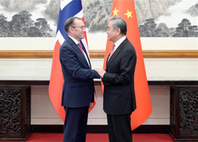 王毅與挪威外相艾德會談，願維護多邊主義、抵制脫鉤斷鏈。（大陸外交部）