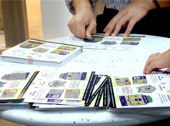 老爷酒店集团摊位内，企业行号豪气购买商品换得数十张刮刮券，现场刮的不亦乐乎。（粘耿豪摄）