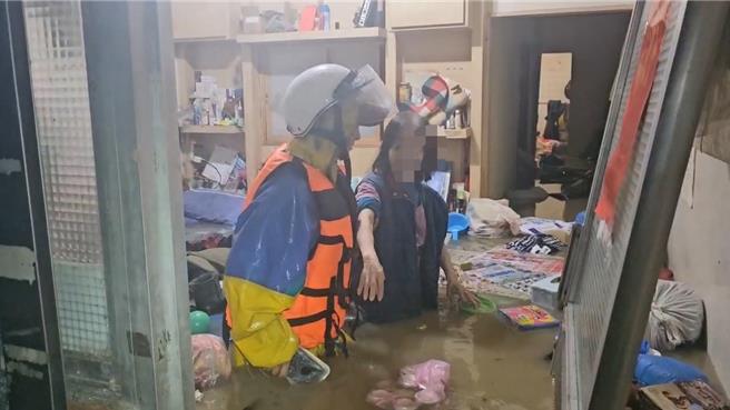 宜蘭縣消防局也在華中街成功救出一名行動不便老婦。（宜蘭縣消防局提供／吳佩蓉宜蘭傳真）