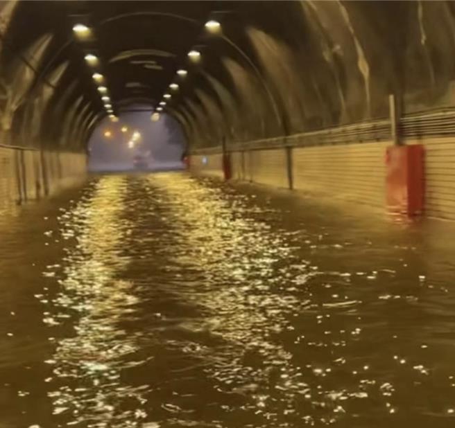 蘇澳鎮內四處積水。（民眾提供／吳佩蓉宜蘭傳真）