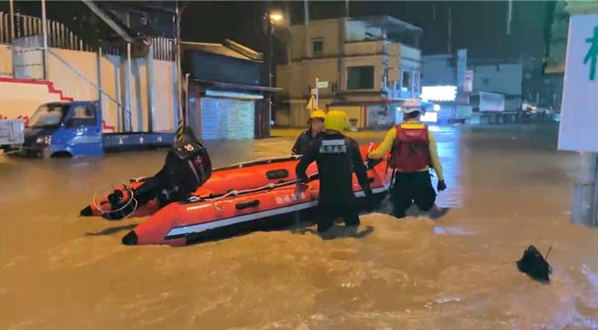 軍方隨即出動AAV7兩棲突擊車與橡皮艇展開救援行動