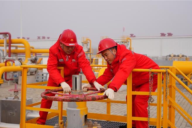 从新疆到京沪陆最大储气库西气东输开仓放粮。图为呼图壁储气库员工打开出站球阀。（新华社）