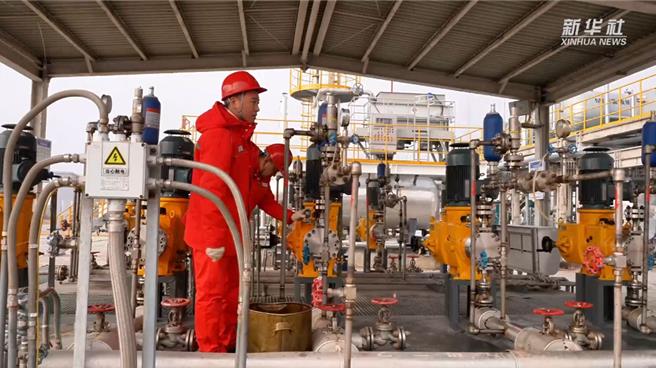 从新疆到京沪陆最大储气库西气东输开仓放粮。图为呼图壁储气库员工打开出站球阀。（新华社）