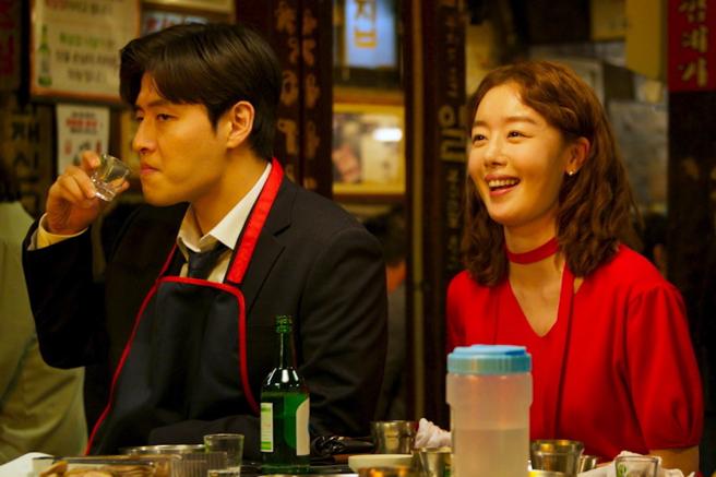 韩善化（右）在片中暗恋着姜河那，受访时坦言自己对他真的有点心动和期待。（采昌提供）