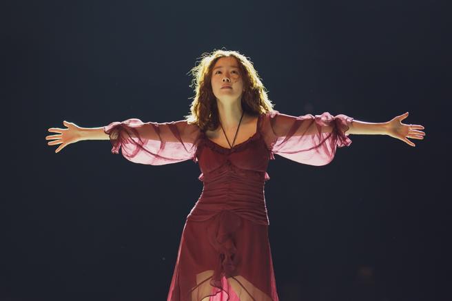 韩善化直呼剧本太有趣，让她边笑边坐着从头到尾连续读了3遍。（采昌提供）