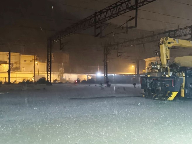 苏澳新站内部，水淹过月台，导致月台看起来就像消失一般，铁路工程车犹如神隐少女的海上列车般停在那边。（民眾提供）