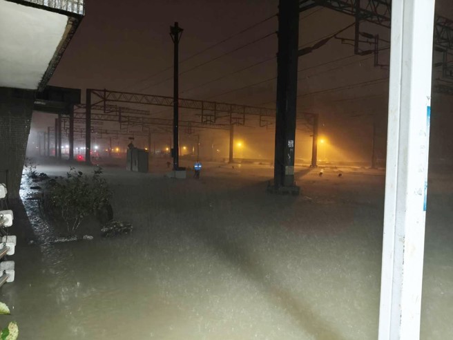 苏澳新站内部，水淹过月台，导致月台看起来就像消失一般，铁路工程车犹如神隐少女的海上列车般停在那边。（民眾提供）