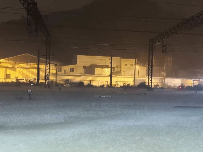 苏澳新站内部，水淹过月台，导致月台看起来就像消失一般，铁路工程车犹如神隐少女的海上列车般停在那边。（民眾提供）