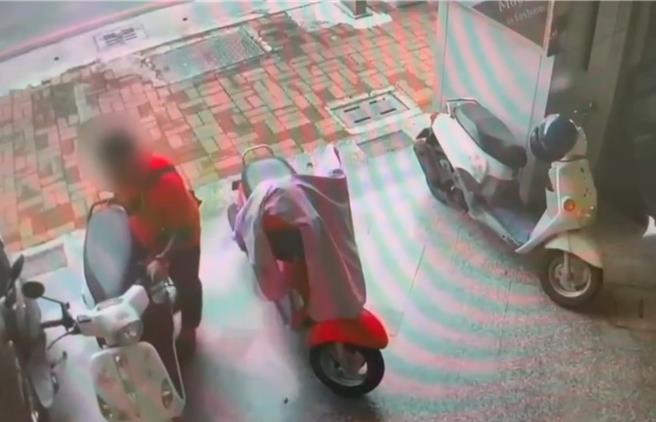 今（11）日高雄市三民區有民眾因機車鑰匙不慎未拔而遭竊，警方獲報2小時內即找到48歲黃姓竊嫌。（警方提供／任義宇高雄傳真）