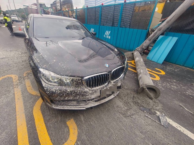 當時經過無辜遭砸的BMW大7轎車，車頭前有明顯遭砸中，保險桿明顯有損傷。（翻攝畫面）