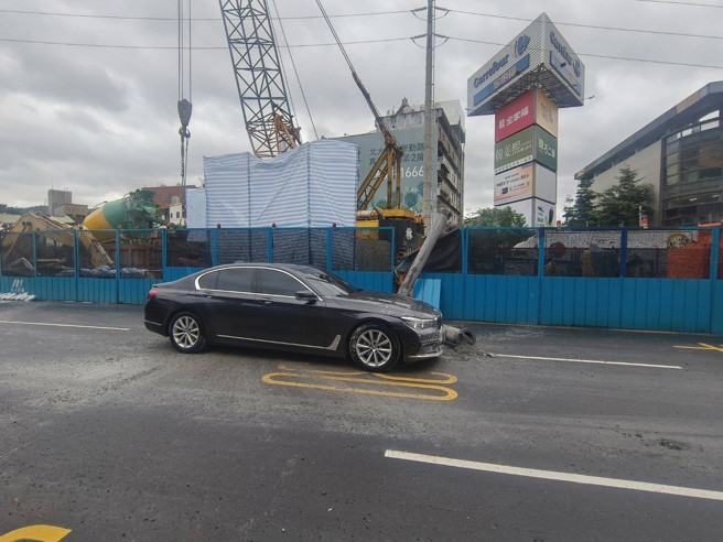 當時經過無辜遭砸的BMW大7轎車，車頭前有明顯遭砸中，保險桿明顯有損傷。（翻攝畫面）