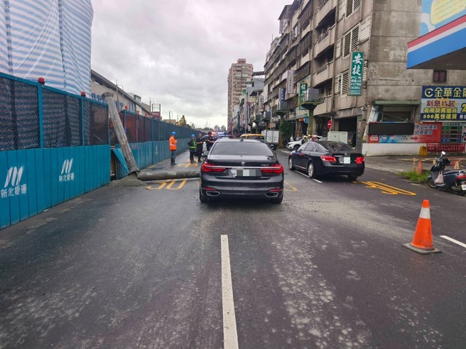 當時經過無辜遭砸的BMW大7轎車，車頭前有明顯遭砸中，保險桿明顯有損傷。（翻攝畫面）