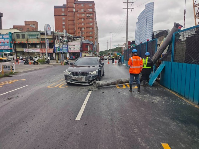 當時經過無辜遭砸的BMW大7轎車，車頭前有明顯遭砸中，保險桿明顯有損傷。（翻攝畫面）