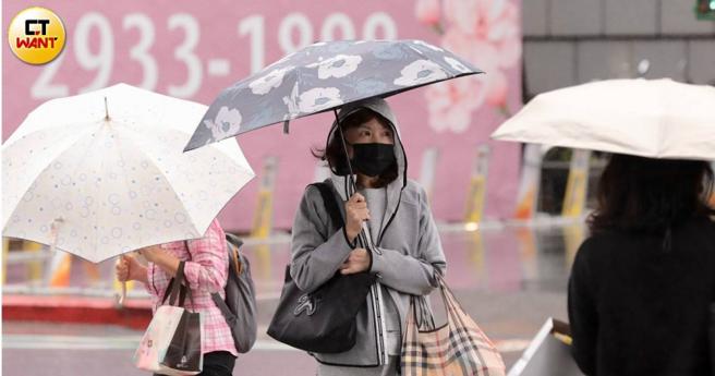 中央氣象署人員發布鳳凰颱風動態，提醒民眾注意風雨變化。（圖／黃耀徵攝）