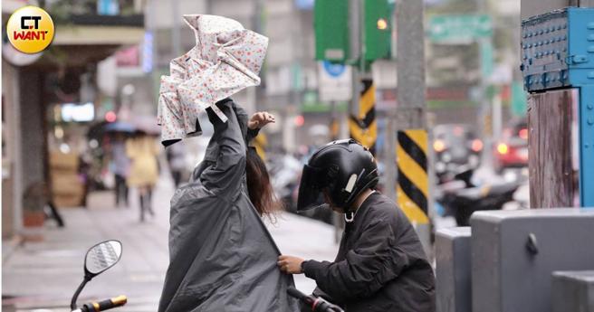 桃園市11日宣布停班停課，仍有員工被要求赴台北上班，引發爭議。（示意圖／黃耀徵攝）