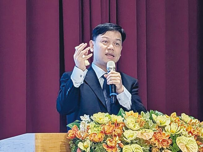 林口長庚醫院腫瘤科醫師謝佳訓於「預防醫學 銀髮樂齡照護講座」中以深入淺出的方式講解免疫力與癌症的關聯，強調「預防重於治療」，並指出腫瘤免疫療法是現代醫學的重要突破，提醒民眾以健康生活強化免疫防護。圖／黃俊榮