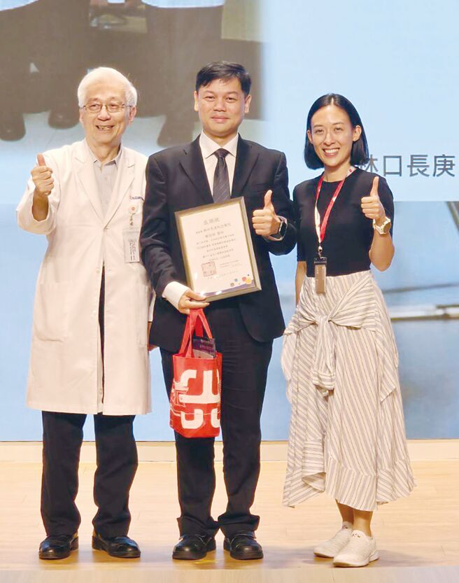 光田醫院總院長王乃弘（左起）、林口長庚紀念醫院腫瘤科醫師謝佳訓、光田醫院副執行長王詩婷在講座合影。圖／王妙琴