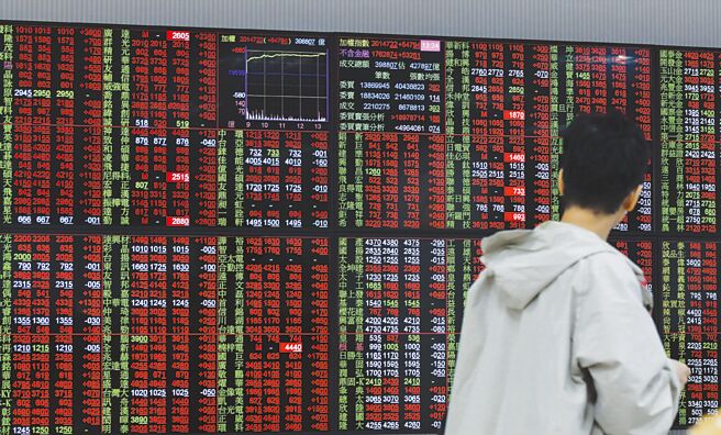 AI伺服器与高阶网通平台需求延续，BT载板报价调整、ABF良率改善，带动第四季动能维持强劲，ABF指标股股价10日走扬，南电（8046）、欣兴（3037）10月合併营收均缴出年月双增佳绩，外资看好喊多，预估BT载板与高阶ABF载板第四季将再进行价格调涨，看好相关族群获利表现。	图／本报资料照片