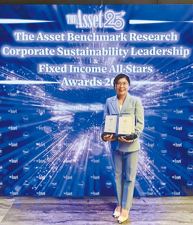 中国信托金控荣获国际指标性财经媒体《The Asset》三大奖肯定，颁奖典礼日前假新加坡君悦酒店举行，由中国信托银行新加坡分行行长陈育廷代表领奖。图／中信金控提供