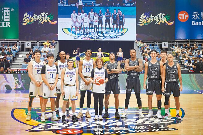永丰银行冠名赞助「台啤永丰云豹」篮球队于主场开幕战展现「豹青顽张」精神、抢下五连胜，排名位居联盟第一。永丰金控董事长陈思宽（图中持球者）主持开幕首战开球、为球员打气加油。图／永丰银行提供