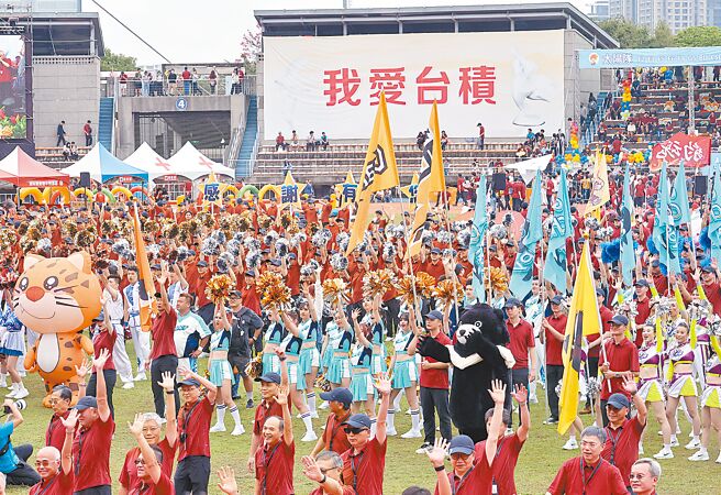 台积电10日公布10月合併营收，缴出3674.73亿元亮丽成绩单，创下单月新高，累计今年前10个月，合併营收已达3.13兆元。图为台积电8日举行运动会，大批海内外员工前来参加盛会。（本报资料照片）