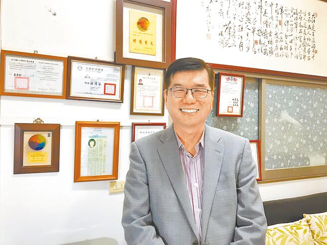 新北市前里長洪嘉仁涉及不動產詐欺案遭收押，他多年來考取64張專業證照，多到客廳都掛不下。（本報資料照片）