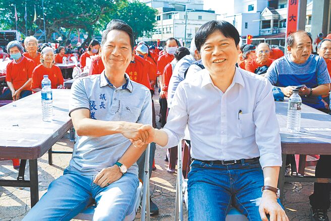 民進黨提名律師林國漳（右）參選宜蘭縣長，國民黨尚未確定人選，縣議會議長張勝德（左）出線機率高。圖為2人在五結鄉出席活動。（李忠一攝）