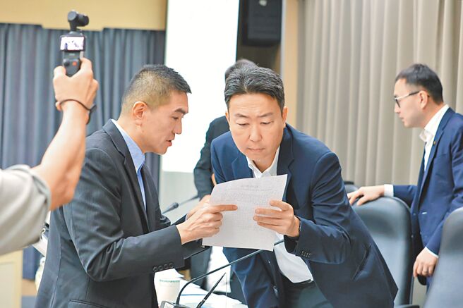 立法院交通委員會10日赴基隆考察交通建設，基隆市長謝國樑（左）與交通部長陳世凱（右）對基隆捷運建設進度、TPASS通勤月票計畫、電動公車汰舊換新等政策交換意見。（基隆市政府提供／徐佑昇基隆傳真）