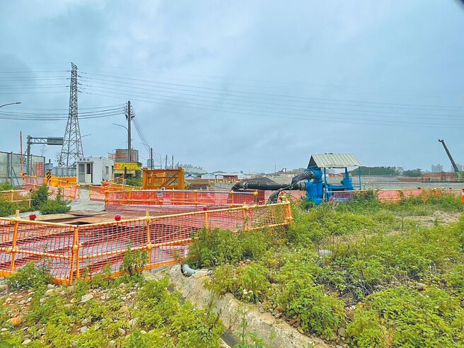 桃園市政府在中壢體育園區興建滯洪池調節洪峰，工程進行中，地方仍擔憂後站積淹水問題難解。市府水務局說，改善方案為滯洪、截流、提升下水道容量及智慧監控。（呂筱蟬攝）