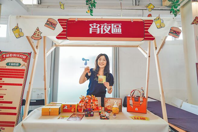 桃園市青年局在中原文創園區5號倉庫設立「桃藝工坊」提供職人市場驗證機會，局長侯佳齡鼓勵民眾在日常中親近文創、參與手作、認識品牌。（桃市青年局提供／呂筱蟬桃園傳真）