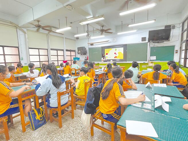 傳統課桌椅不符合人體工學，新竹市議員劉康彥10日在市議會質詢時，希望竹市府能夠汰換成符合人體工學的可調式課桌椅。（本報資料照片）