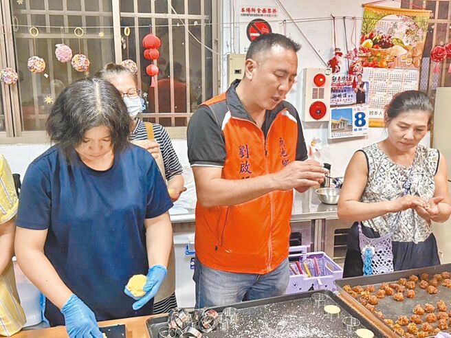 南投县鱼池乡农会常务监事刘启行（左二）挟农会丰富资源，深入各社区举行食农教育。（摘自刘启行脸书 ／杨静茹南投传真）