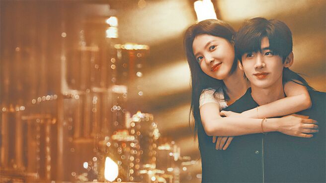 白敬亭（右）、章若楠在《難哄》真摯又浪漫的感情故事深受喜愛。（中天娛樂台提供）