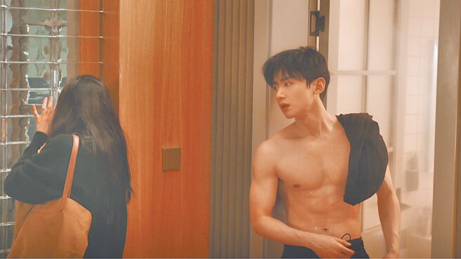 白敬亭（右）在《難哄》裸上身被章若楠撞見。（中天娛樂台提供）