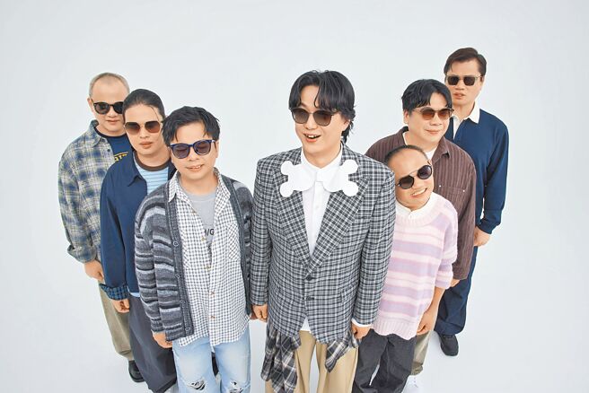 蕭煌奇（中）2025年最後一唱將與全方位樂團一起舉辦演唱會。（中國民國身心障礙者藝文推廣協會提供）