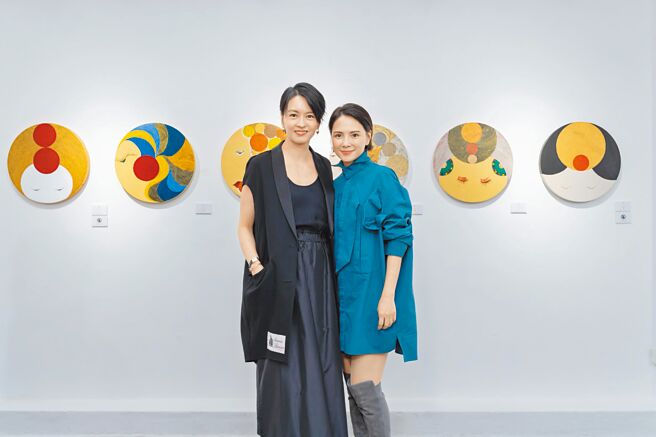 李心潔（右）舉辦個人畫展「糖不甩」，好友梁詠琪到場力挺。（13a New Street Art Gallery提供）