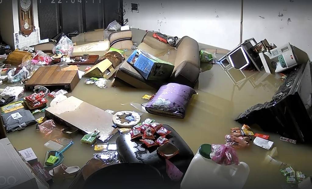 暴雨狂炸蘇澳！ 民宅一樓遭淹沒「家具漂浮」畫面曝光