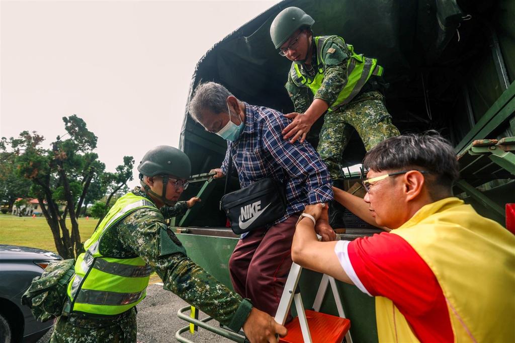 【「鳳凰」來襲】AAV7即時應援 助蘇澳民眾撤離