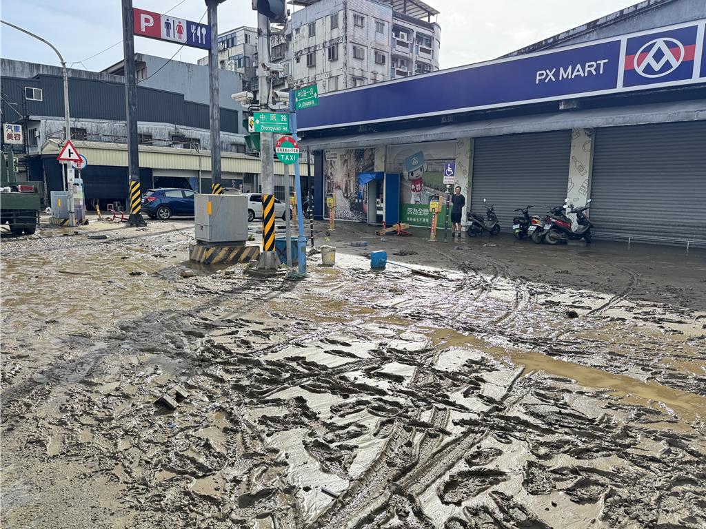 鳳凰豪雨強襲 蘇澳多處道路積水 中午前可望全線通車