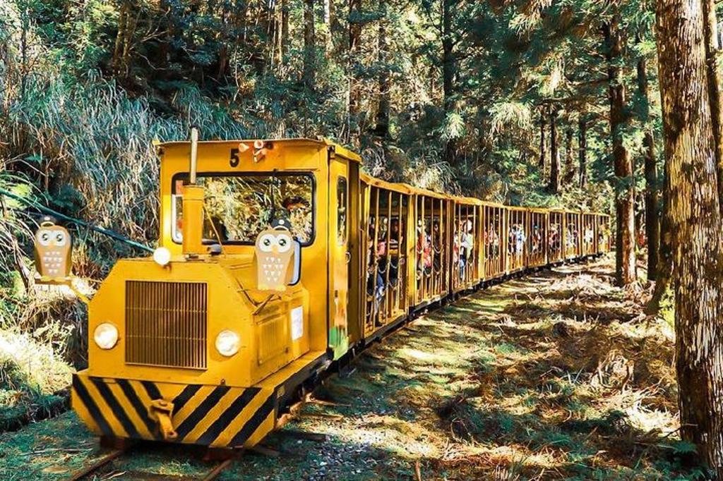 遊訪太平山搭乘舊式森林鐵道火車，體驗可愛蹦蹦車。　圖：創新旅行社／提供