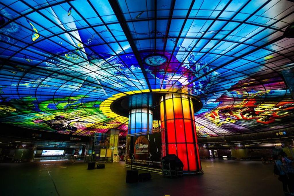 遊訪南台灣，以高雄好玩卡體驗輕軌與捷運綠色交通工具。　圖：飛揚旅行社／提供