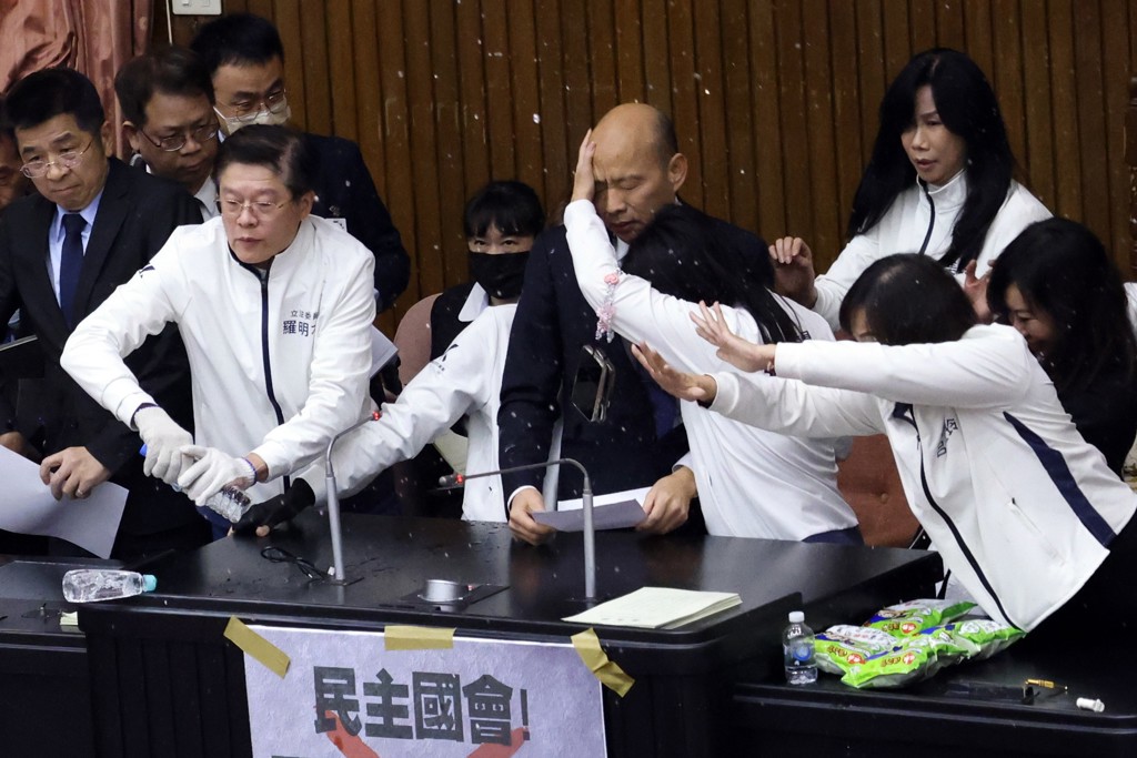 賴要韓國瑜聲援沈伯洋 粉專翻出「邱議瑩潑水」嗆:當我們免洗筷?