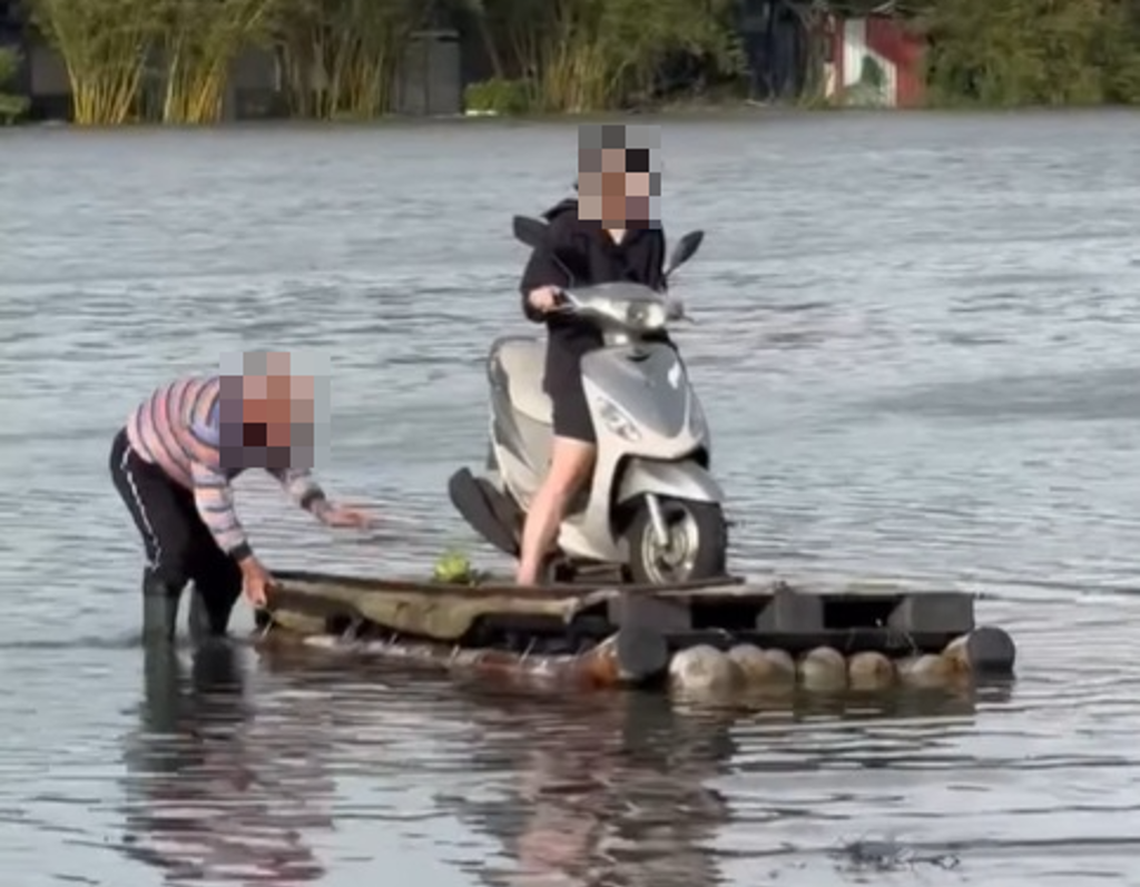 宜蘭淹水!護理師「竹筏載機車」趕救人 行舟畫面曝