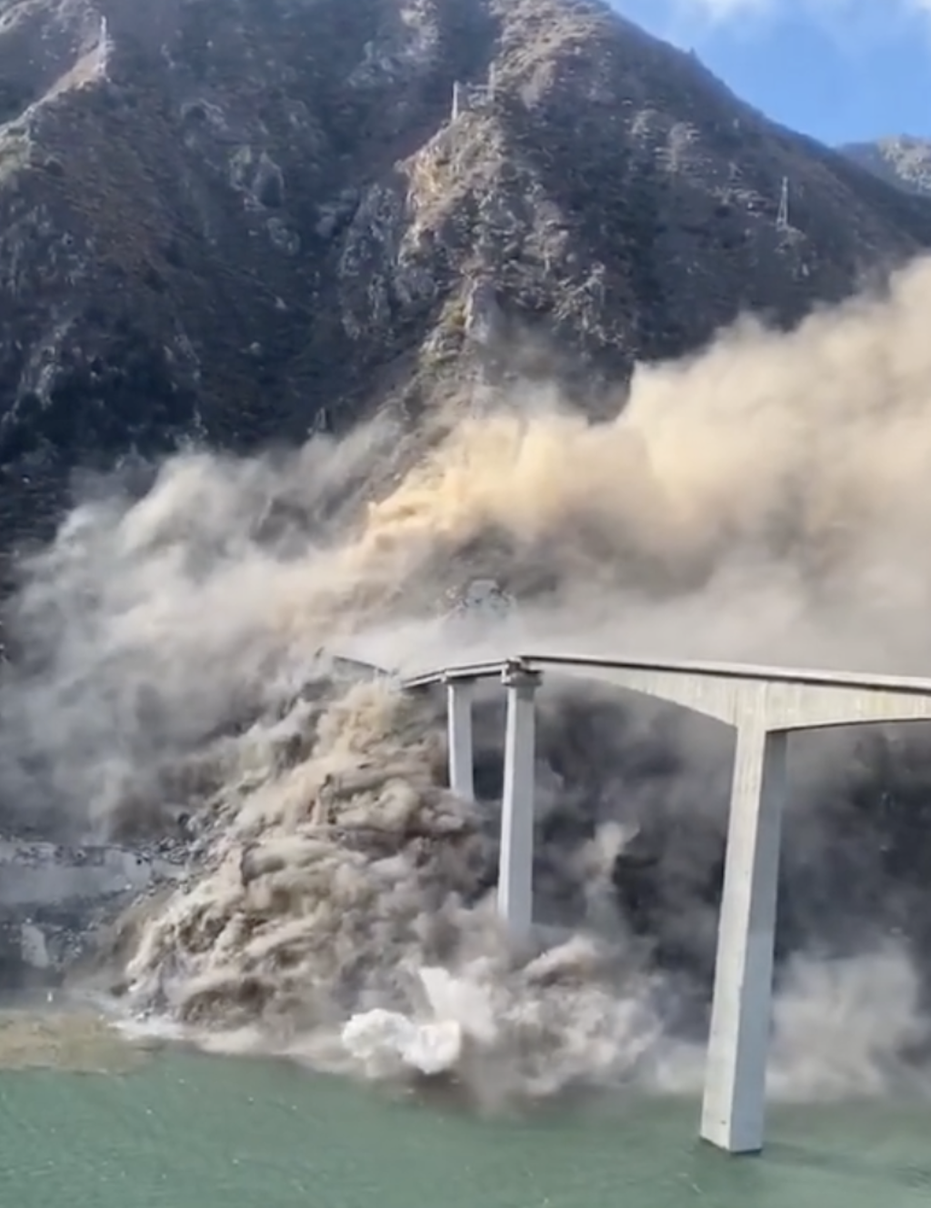 影》四川「雲中之橋」突垮塌!年初才合龍竟遇山崩 驚悚畫面曝