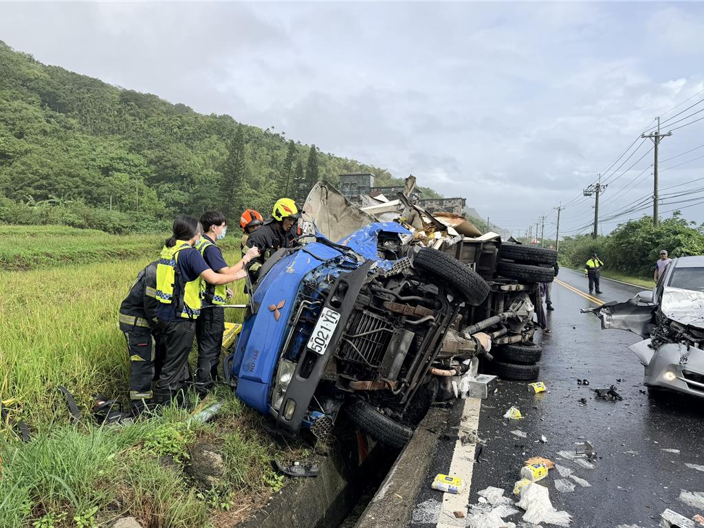 花蓮豐濱車禍!小貨車遭對向轉彎大車「車尾掃翻」 駕駛命危